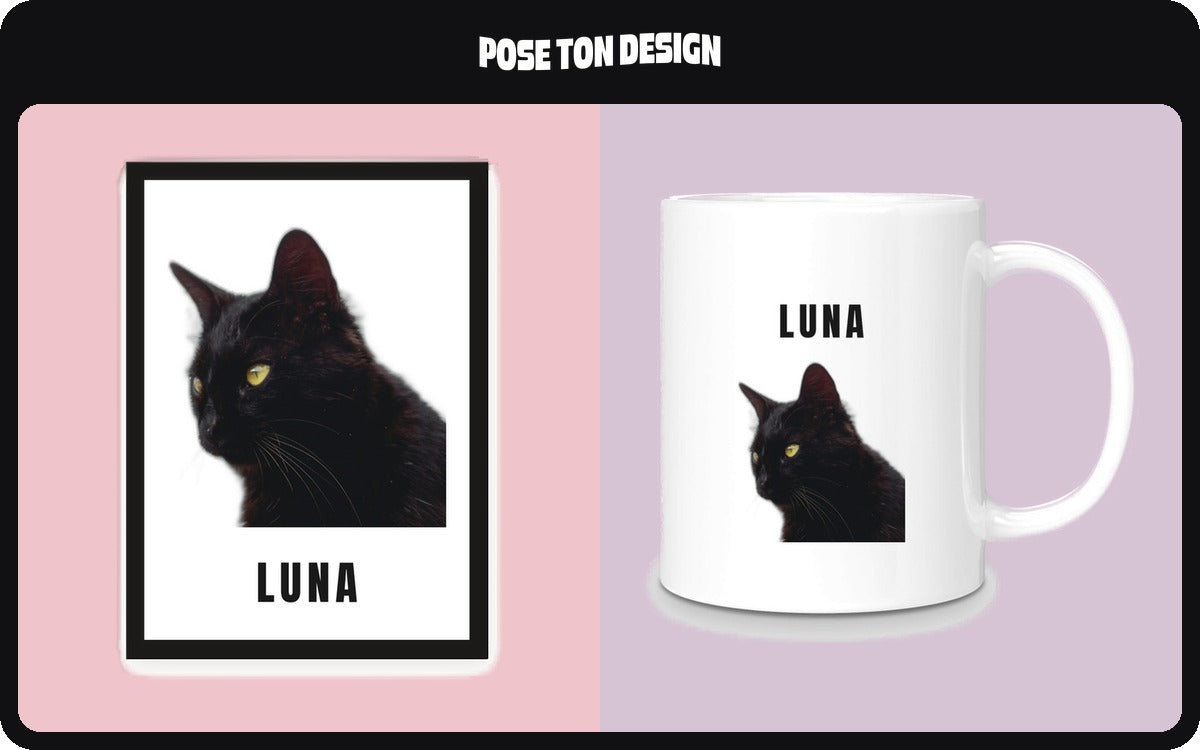 Un cadre photo et un mug blancs, tous deux imprimés avec le portrait d’un chat noir et son prénom.