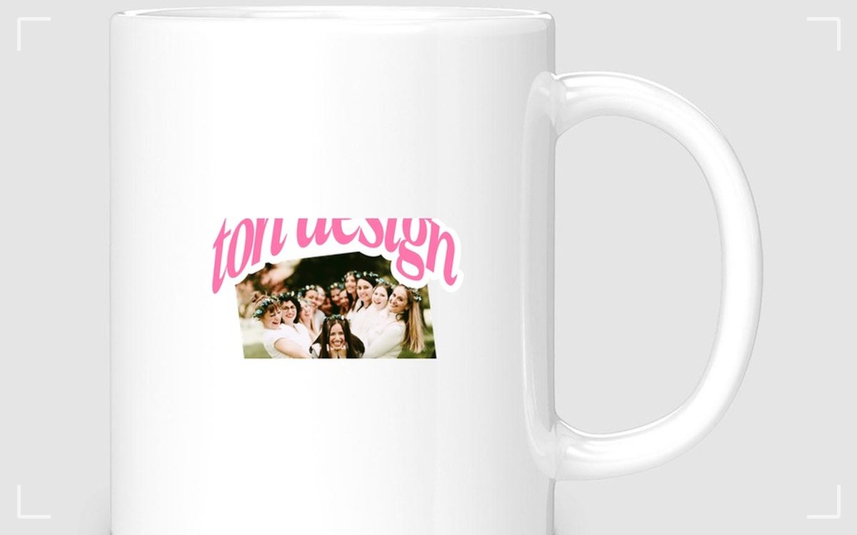 Un mug blanc imprimé avec la photo d'une équipe, posé sur un bureau.