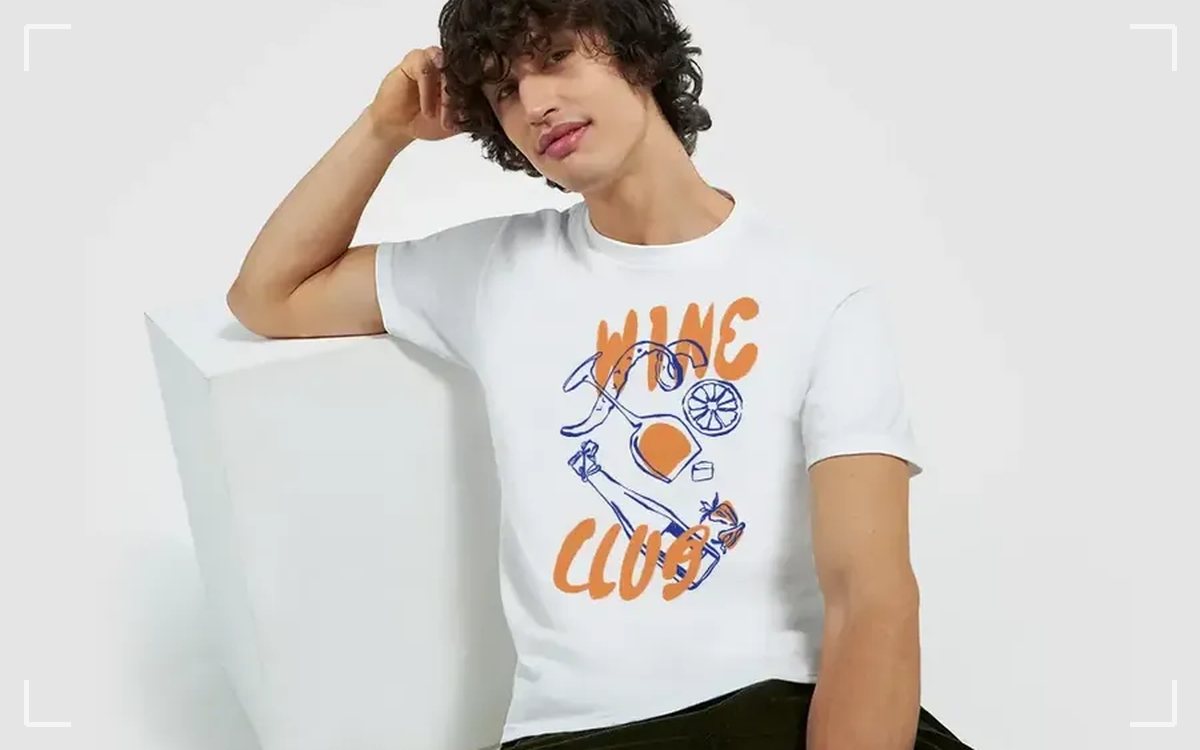 Tee-shirt blanc imprimé, porté.