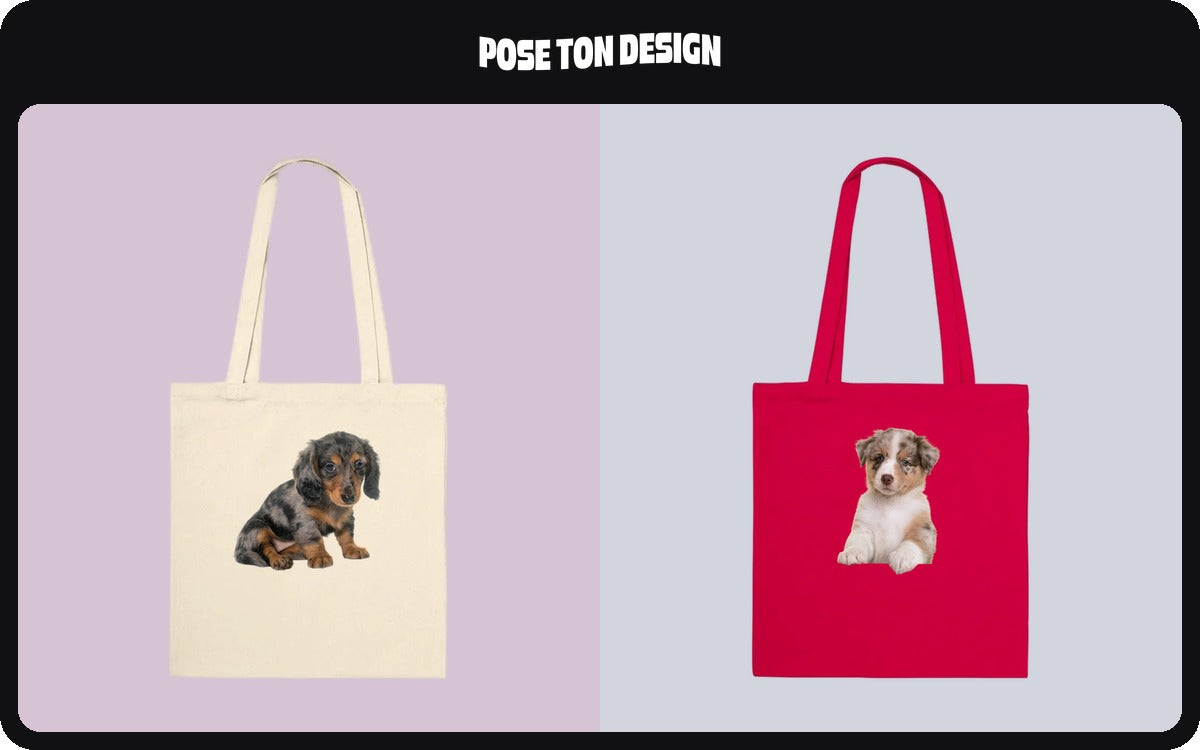 Un tote bag écru imprimé avec la photo d’un teckel et un tote bag rouge imprimé avec celle d’un berger australien, sur fonds pastel.